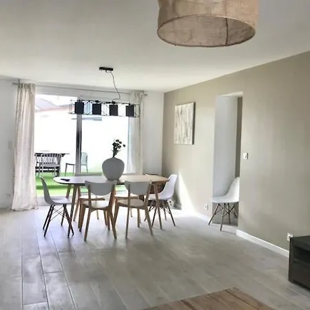Maison Cosy avec terrasse à 10 minutes du centre ville-3